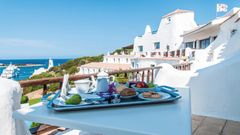 Frühstücken mit Ausblick auf das Meer auf dem eigenen Balkon im Hotel Luci di la Muntagna auf Sardinien in Italien