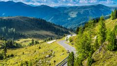 Nockalmberge mit Bergstraße in Kärnten Österreich