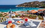 entspanntes Frühstück mit Aussicht auf das blaue Meer bei Hotel Mon Repos auf Sardinien, Italien