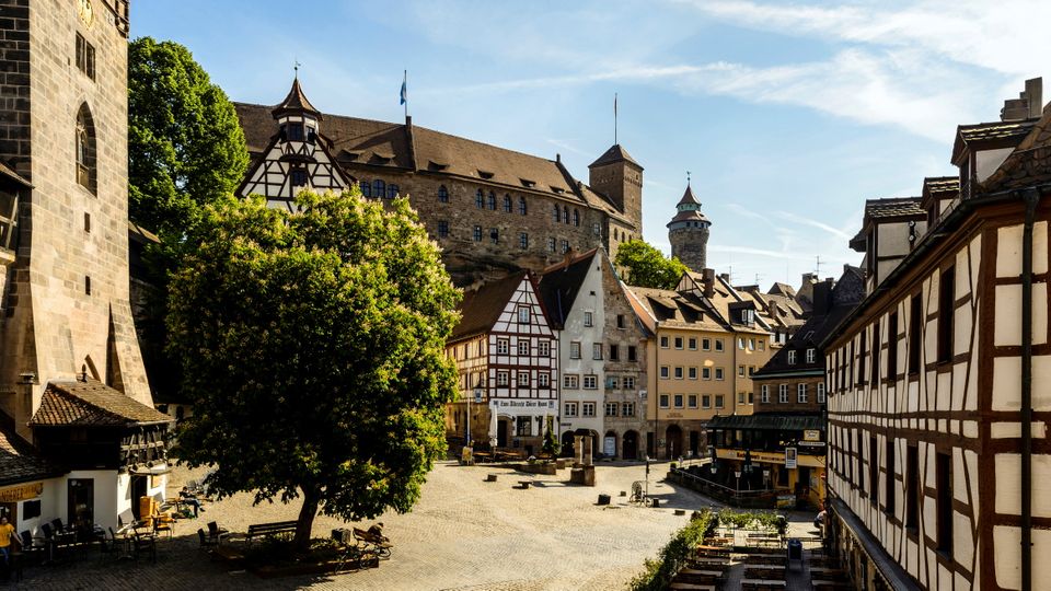 Nürnberg, Blick auf die Kaiserburg über den Tiergärtnertorplatz