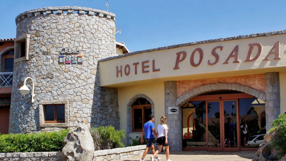 Fassade des mediterranen Hotel Posada auf Sardinien in Italien