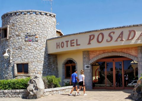 Fassade des mediterranen Hotel Posada auf Sardinien in Italien