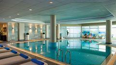 Blick auf den Indoor Pool im Hotel Mediterranean Beach