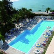 großer Pool mit Palmen am Hotel Tourist auf Sizilien in Italien