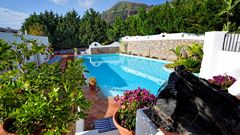 sonniger grüner Poolbereich im Hotel Gattopardo auf Lipari in Italien