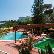 Pool mit Liegen im Hotel Terme la Pergola in Italien, Ischia