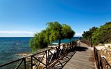 Holzbrücke mit toller Aussicht auf das Meer in Zypern