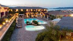 Baden am Abend in den beleuchteten Pools im Hotel Palau auf Sardinien in Italien