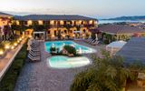 Baden am Abend in den beleuchteten Pools im Hotel Palau auf Sardinien in Italien