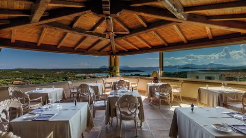 edles Restaurant mit Panoramablick über die italienische Landschaft im Hotel Petra Bianca auf Sardinien in Italien