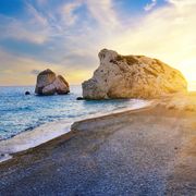 Aphrodites Strand und Felsen im Sonnenuntergang