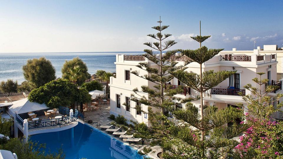 Charmantes Hotel mit mediterranem Flair, eingebettet in eine grüne Gartenanlage mit Pool und Meerblick – ideal für entspannte Urlaubstage in unmittelbarer Strandnähe.