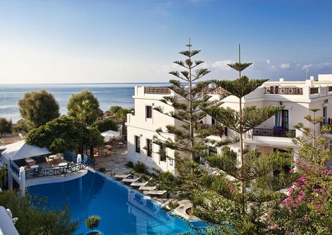 Charmantes Hotel mit mediterranem Flair, eingebettet in eine grüne Gartenanlage mit Pool und Meerblick – ideal für entspannte Urlaubstage in unmittelbarer Strandnähe.
