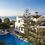 Charmantes Hotel mit mediterranem Flair, eingebettet in eine grüne Gartenanlage mit Pool und Meerblick – ideal für entspannte Urlaubstage in unmittelbarer Strandnähe.