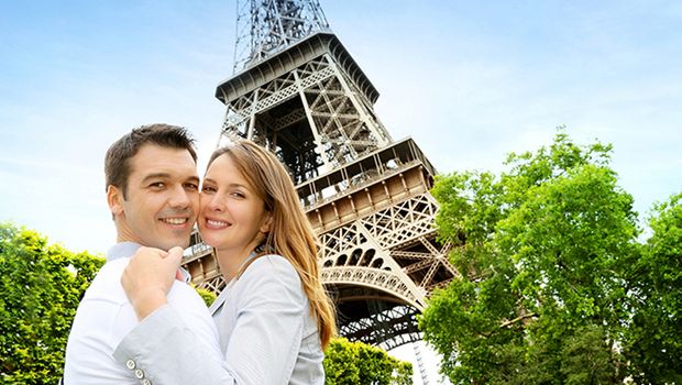 Verliebtes Paar vor Eiffelturm in Paris