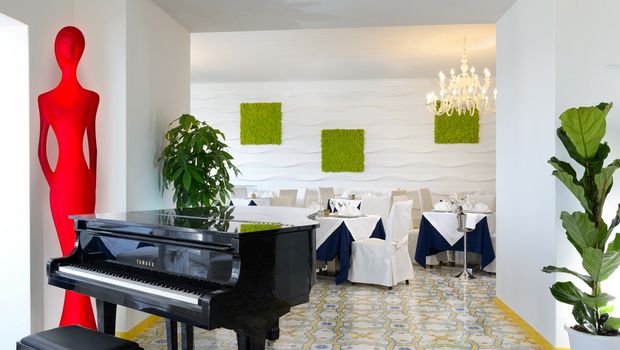 edler Restaurant-Innenbereich mit Klavier vom Hotel La Madonnina  auf Ischia, Italien