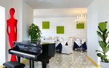 edler Restaurant-Innenbereich mit Klavier vom Hotel La Madonnina  auf Ischia, Italien