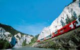 Glacier Express in Rheinschlucht 