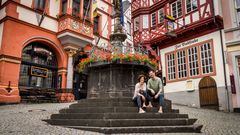 Bernkastel-Kues_Pärchen_sitzt_am_Brunnen_c_