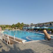großer Pool mit Wasserspiel im Hotel Lintzi in Peloponnes, Griechenland
