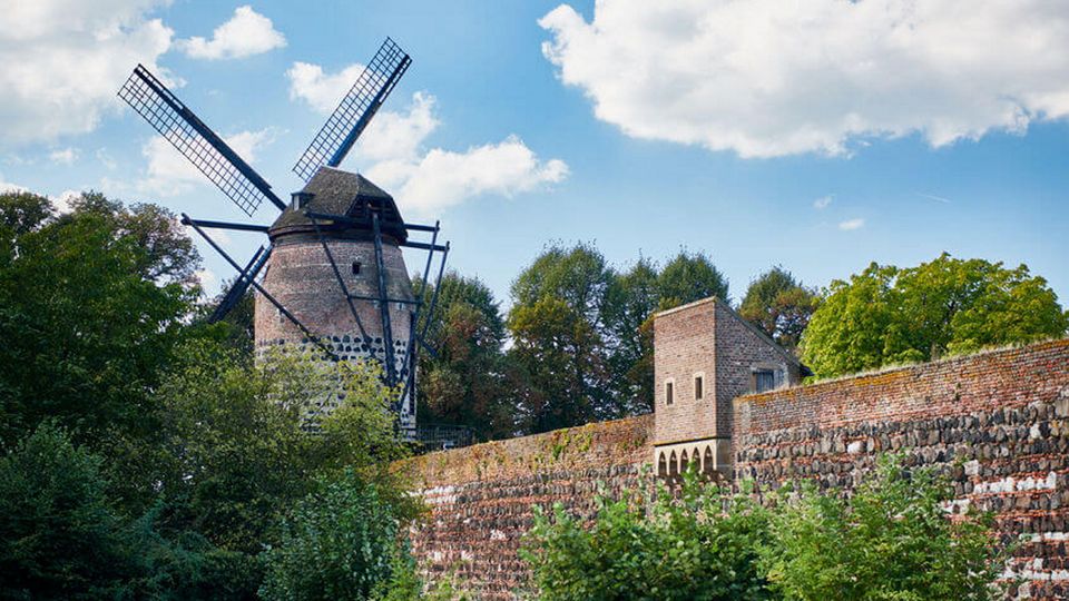 Windmuehle und alte Stadtmauer in Zons