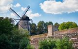 Windmuehle und alte Stadtmauer in Zons