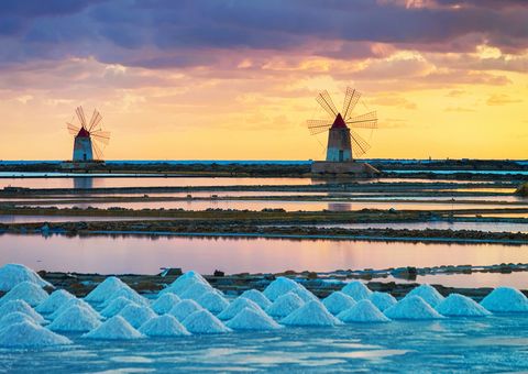 Windmühlen im Salzgewinnungsbecken in Marsala