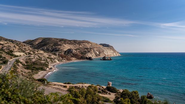 Blick auf die Felsen der Aphrodite an der Südwestküste Zyperns