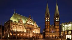Bremer Marktplatz mit Rathaus, Dom und Bürgerschaft bei Nacht