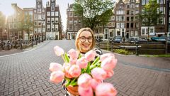 Junge Frau mit Tulpen in Amsterdam