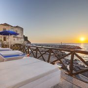 Entspannen auf der Terrasse mit Blick auf das Meer und den Sonnenuntergang im Hotel Piccolo Paradiso bei Sorrent in Italien
