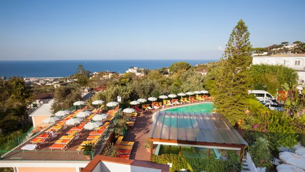 Aussicht von Hotel Terme la Pergola auf das Meer von Ischia, Italien