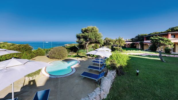 Außenbereich mit kleinem pool im Grand Hotel Porto Cervo auf Sardinien in Italien