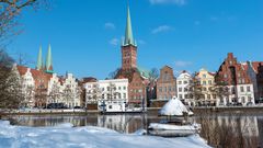 Giebelhäuser an der Trave im Winter