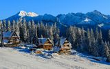 Haeuser_bei_Zakopane_mit_Blick_auf_die_Berge_der_Tatra__c__pkazmierczak_-_Fotolia