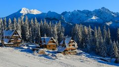 Haeuser_bei_Zakopane_mit_Blick_auf_die_Berge_der_Tatra__c__pkazmierczak_-_Fotolia