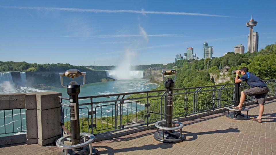 Blick von der Plattform auf die Niagara Wasserfälle 