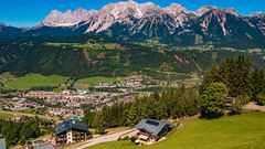 Schöner Alpinblick mit dem berühmten Dachstein-Gipfel bei der Planai Alm in Schladming, Steiermark