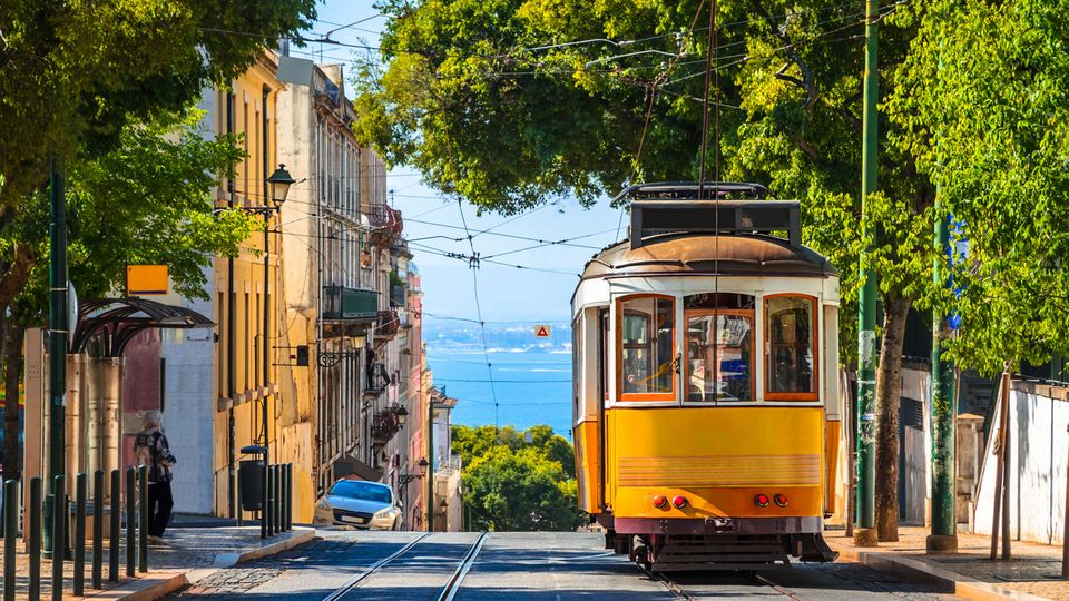 Straßenbahn in Alfama, Lissabon