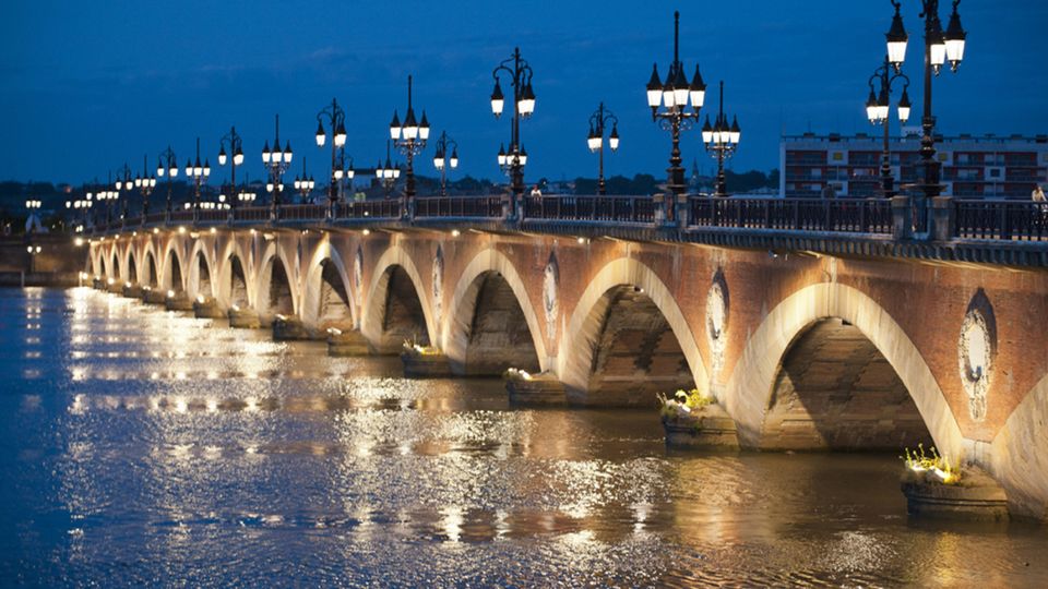 Steinerne Brücke über die Garonne in Bordeaux
