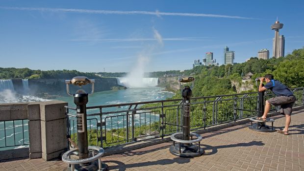 Blick von der Plattform auf die Niagara Wasserfälle 