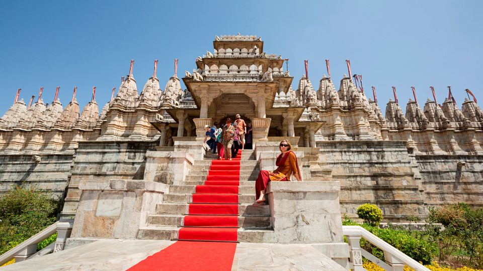 Ranakpur Tempel mit rotem Teppich