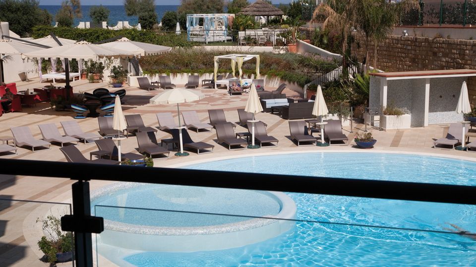 Abkühlung bei heißem Wetter im Pool am Hotel Sea Palace auf Sizilien in Italien