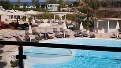 Abkühlung bei heißem Wetter im Pool am Hotel Sea Palace auf Sizilien in Italien