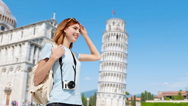 Pisa, Touristin vor dem Schiefen Turm