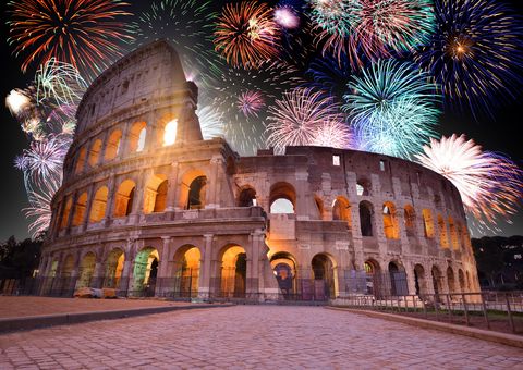 Buntes Feuerwerk über dem Kolosseum in Rom