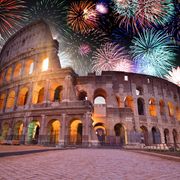 Bunte Feuerwerke über dem Kolosseum in Rom