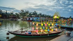 Hafenstadt Hoi An mit beleuchteten Booten