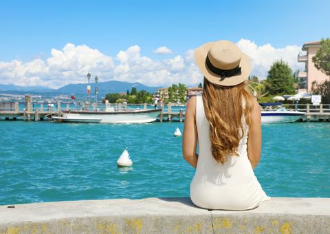 Frau am See in Sirmione 