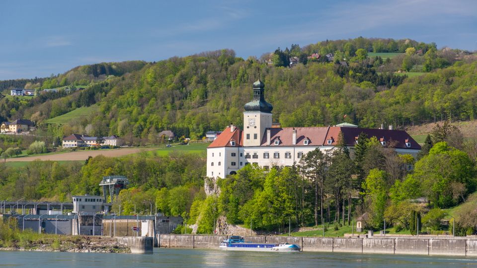 Schloss Persenbeug mit dem Donaukraftwerk Ybbs-Persenbeug